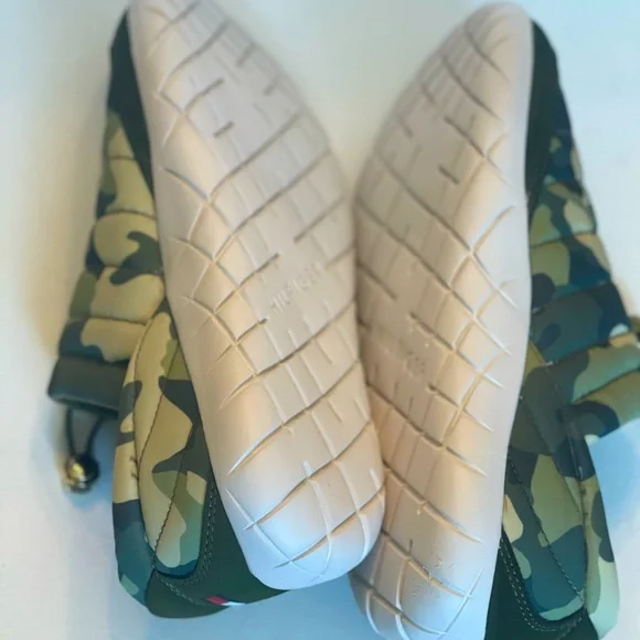 NWOT TOMMY HILFIGER QUILTED CAMO ADJUSTABLE WOMENS SLIP ON SIZE 8.5M - Picture 8 of 8